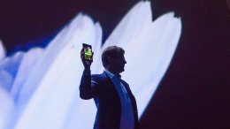 Из планшета в телефон: Samsung представила смартфон со складывающимся дисплеем